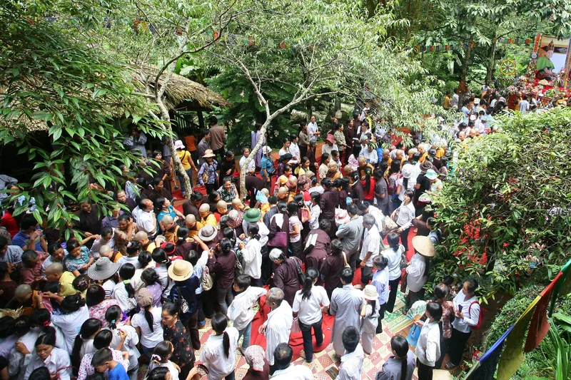 Đông đảo người dân hành hương tụ tập trên con đường rợp bóng cây trong lễ hội ở Tây Thiên, Tam Đảo.