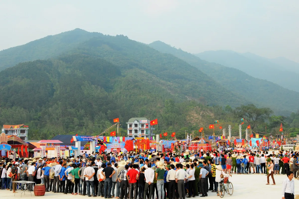 Đông đảo người dân tụ họp dự lễ hội truyền thống dưới chân núi xanh gần Tam Đảo, Việt Nam.