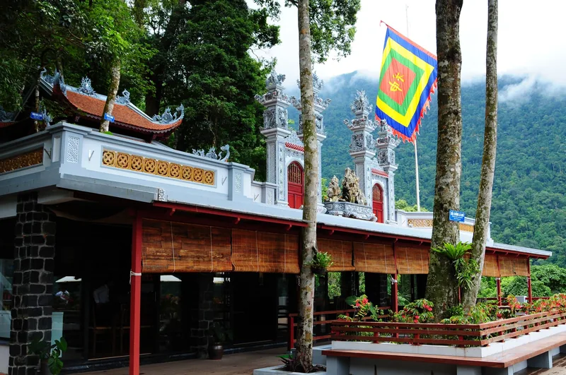 Khu nhà khách với cờ Phật giáo sặc sỡ nằm giữa núi rừng mờ sương ở Tây Thiên, Tam Đảo.