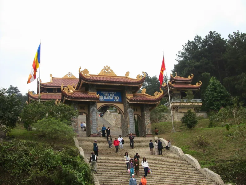 Du khách leo bậc thang đá lên cổng tam quan Thiền viện Trúc Lâm Tây Thiên gần Tam Đảo.